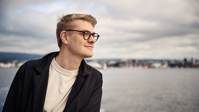 Erlend Bjørklund ved havet